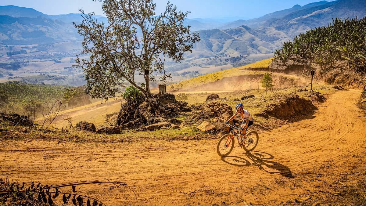 Ciclista e trilheiros percorrendo o Caminho da Fé