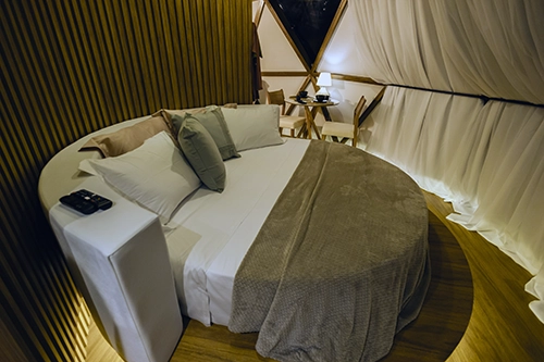 Interior luxuoso do Domo Uaná com cama redonda