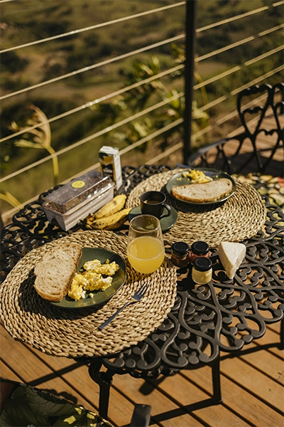 Mesa externa elegante no deck para refeições inesquecíveis com vista panorâmica para as montanhas