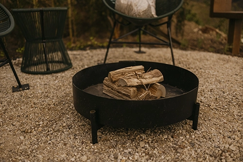 Fire pit no jardim de pedras, perfeito para aquecer as noites frias com um bom vinho
