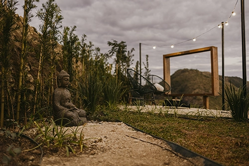 Jardim privativo exclusivo com espreguiçadeiras, lareira externa e fonte relaxante para momentos de paz