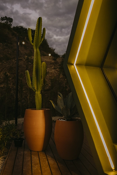 Perspectiva noturna da entrada cênica e do deck, convidando para uma noite serena nas alturas