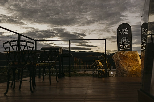 O espetáculo da natureza: deck de madeira envolto nas cores quentes do entardecer