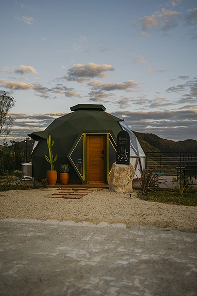 Silhueta perfeita da cabana ao entardecer, o cenário ideal para renovar as energias