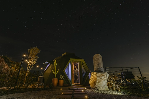 O Domo Uaná iluminado à noite, um refúgio romântico sob o céu estrelado de Águas da Prata
