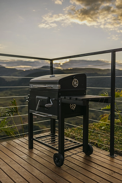 Churrasqueira americana a gás de alta performance disponível no deck para refeições gourmet ao ar livre