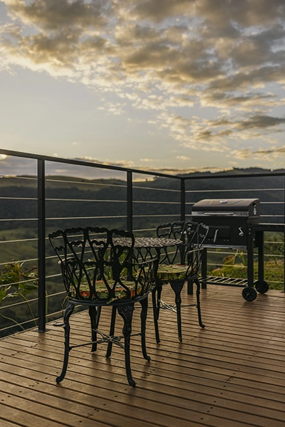 Cadeiras confortáveis no deck exterior, o cantinho perfeito para um café ao nascer do sol