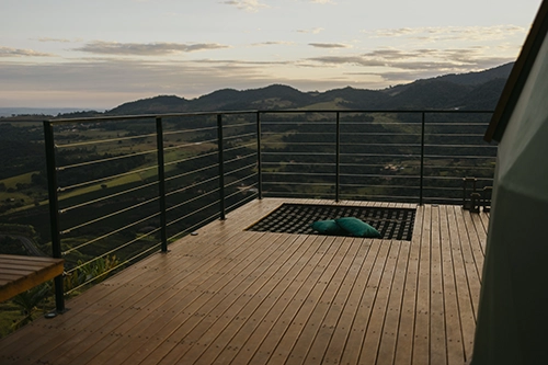 Almofadas aconchegantes dispostas no deck para relaxar e apreciar o espetáculo da natureza