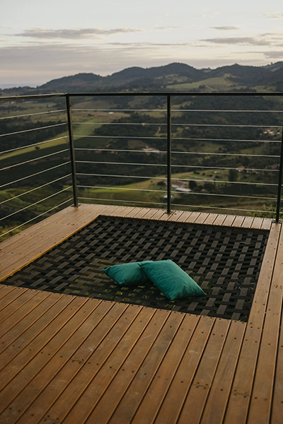 Conforto intimista: almofadas no chão do deck criando um ambiente mágico ao anoitecer