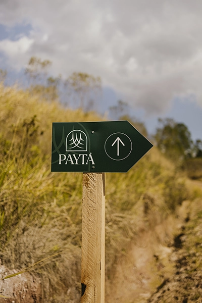 Caminho para o paraíso: charmosa placa rústica indicando a chegada ao Payta Cabanas