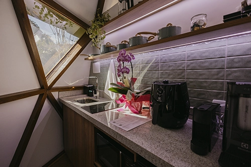 Cozinha planeada e iluminada, desenhada para noites luxuosas nas montanhas