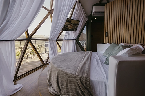 Despertar inesquecível com cortinas abertas e vista panorâmica a partir do quarto