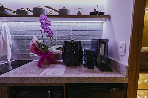 Ampla bancada de cozinha com design contemporâneo e equipamentos modernos