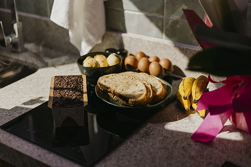Pequeno-almoço saudável e leve servido na mesa da cozinha moderna