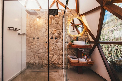 Banheiro moderno e elegante com box de vidro amplo, o ambiente perfeito para um banho revigorante e relaxante