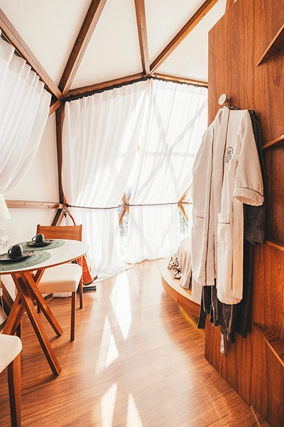 Detalhe intimista do quarto com o nosso roupão de banho super confortável, pensado para o seu máximo bem-estar