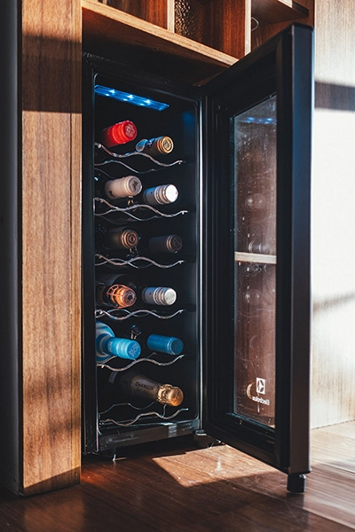 Adega de vinhos climatizada à disposição no domo, ideal para escolher o rótulo perfeito e curtir a noite na serra