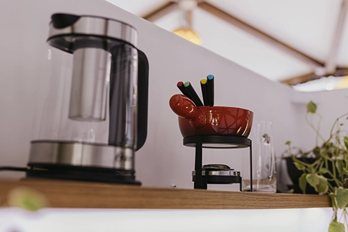 Detalhes requintados com jarro de sumo fresco e conjunto para fondue romântico