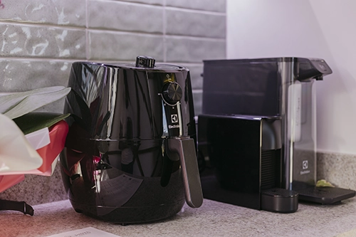 Máquina de café em cápsulas e Airfryer à disposição para a sua máxima comodidade