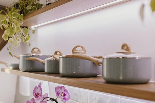 Panelas de design premium personalizadas na nossa cozinha planeada