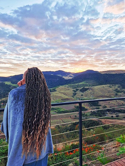 Contemplando a imensidão das montanhas a partir do nosso deck de madeira. Agradecemos por compartilhar essa conexão com a natureza conosco.