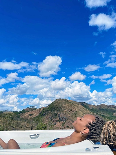 Puro relaxamento na banheira de hidromassagem com vista para a natureza. Uma honra proporcionar momentos de tanto bem-estar.