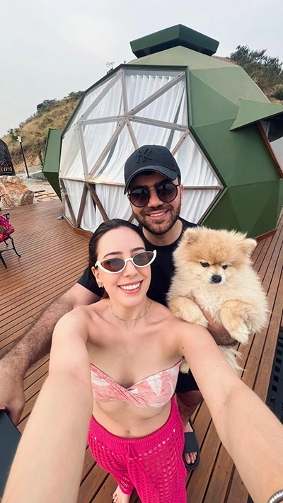 Momentos especiais: casal relaxando no interior da cabana com o seu pet no colo. É uma alegria imensa receber hóspedes e os seus companheiros de quatro patas.