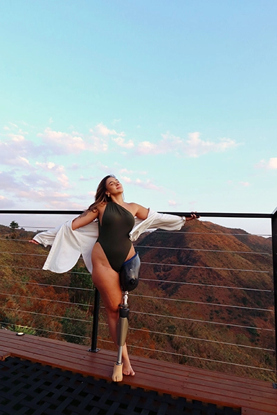 Hóspede radiante posando no nosso deck de madeira, aproveitando cada segundo da estadia. Muito obrigado por eleger o nosso refúgio para os seus dias de descanso.