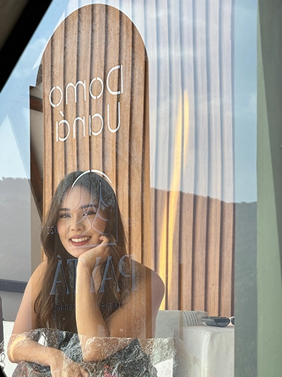 Um registo inesquecível junto à nossa marca no vidro panorâmico. Gratidão por eternizarem estes momentos no Payta Cabanas.
