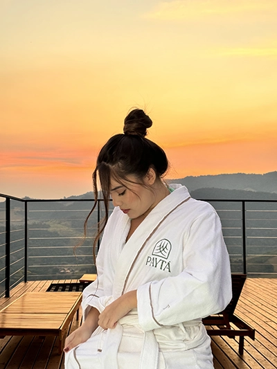 O conforto do nosso roupão aliado ao espetáculo do pôr do sol no deck. Agradecemos por viverem esta experiência connosco.