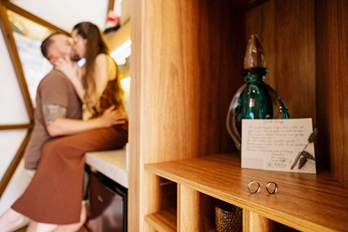 Cena romântica do cotidiano: casal celebrando o amor com um beijo na nossa cozinha moderna e equipada