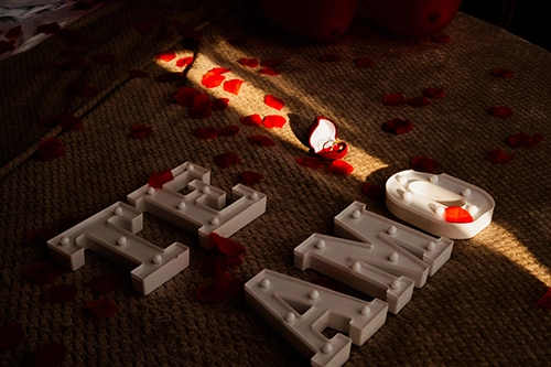 Decoração romântica especial: cama preparada com pétalas de rosas vermelhas formando a declaração Eu Te Amo