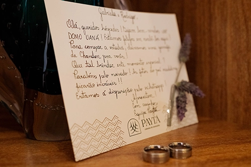Detalhes de um pedido de casamento inesquecível: carta de amor escrita à mão acompanhada do par de alianças