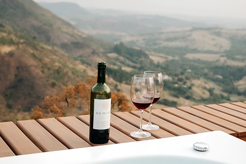 Um brinde ao amor: taças de vinho e relaxamento absoluto na banheira de hidromassagem. Obrigado por escolherem o nosso santuário.