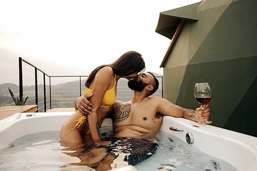 Casal desfrutando de momentos únicos com um bom vinho na nossa banheira de hidromassagem. Agradecemos a preferência.