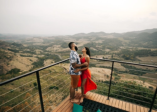Sorrisos e cumplicidade no deck ao ar livre em meio à natureza. Gratidão por celebrarem o amor no Payta Cabanas.