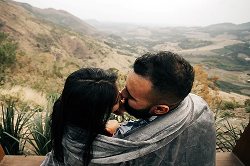 O cenário perfeito para o amor: casal apaixonado com as montanhas de Águas da Prata como pano de fundo. Obrigado pela visita.