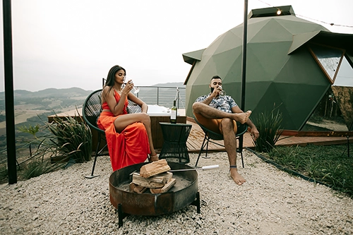 Relaxamento total no jardim privativo com espreguiçadeiras e vinho. Agradecemos por confiarem a nós o vosso descanso.