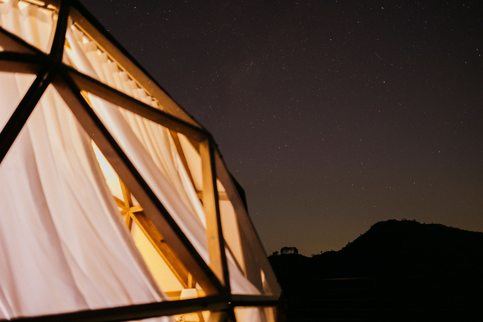 O Domo iluminado pelas estrelas ao entardecer.