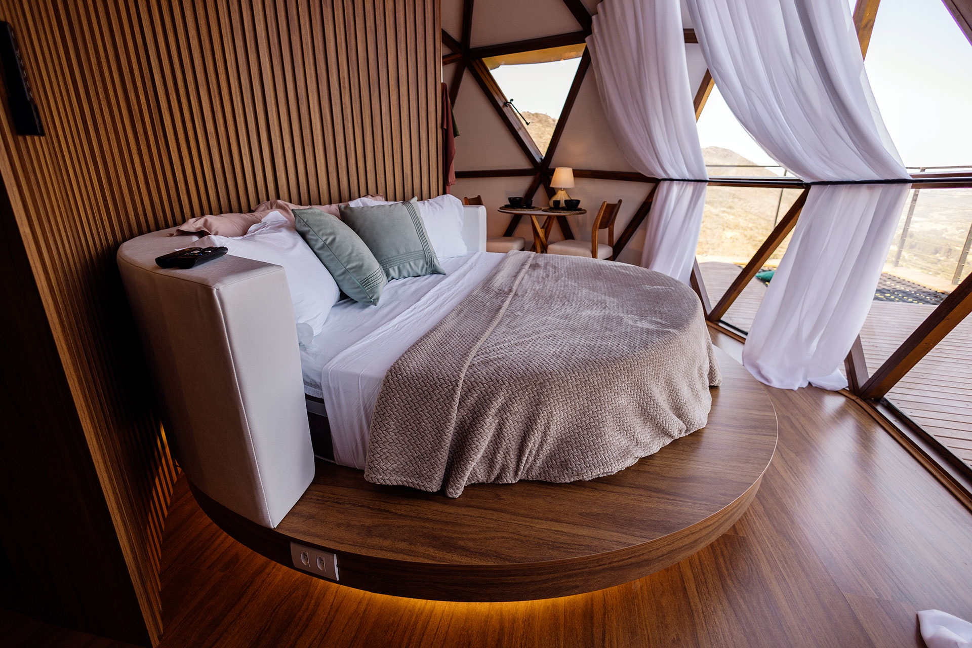 Cama redonda superconfortável com massageador integrado.