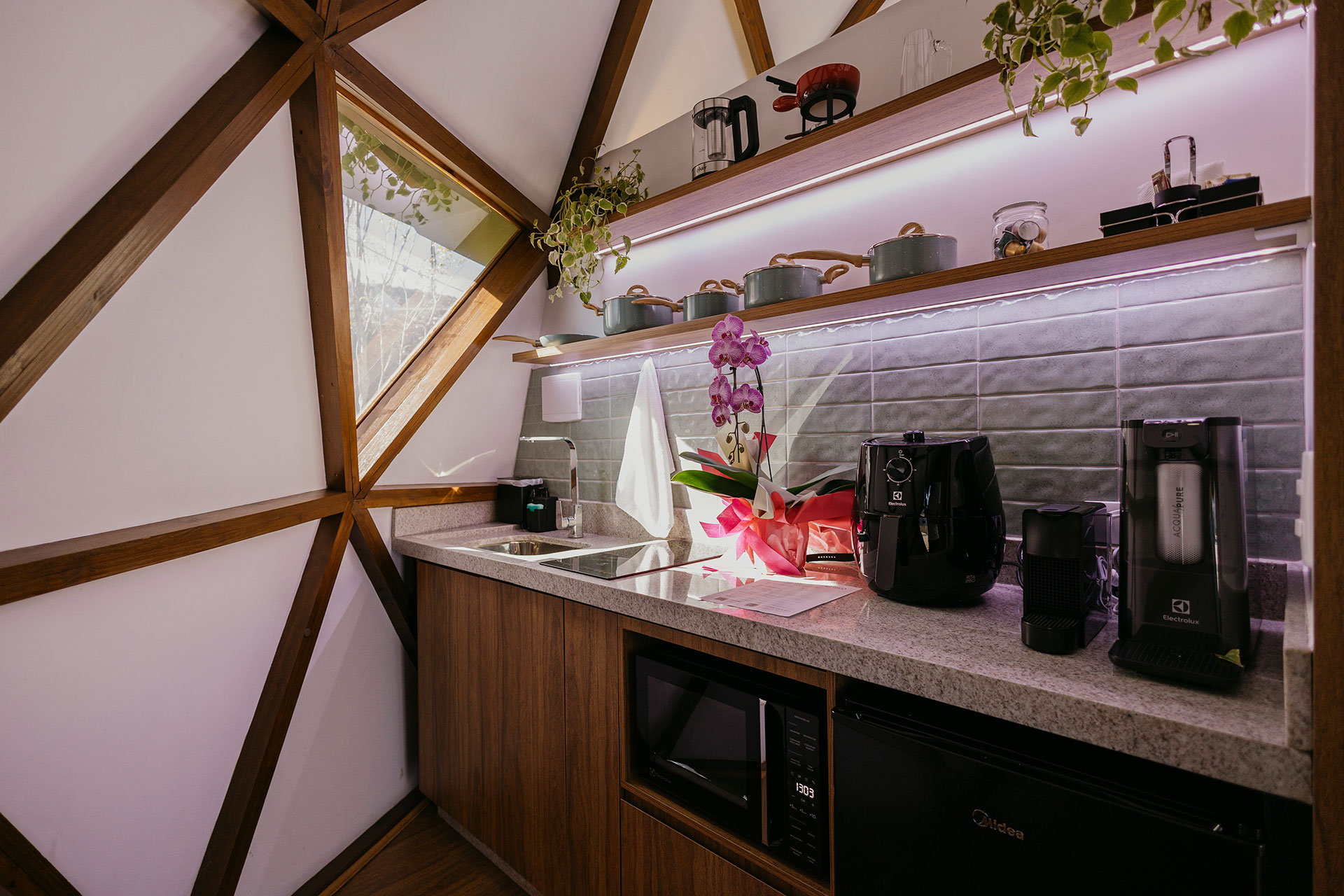 Cozinha completa, com eletrodomésticos modernos para todas as suas necessidades.